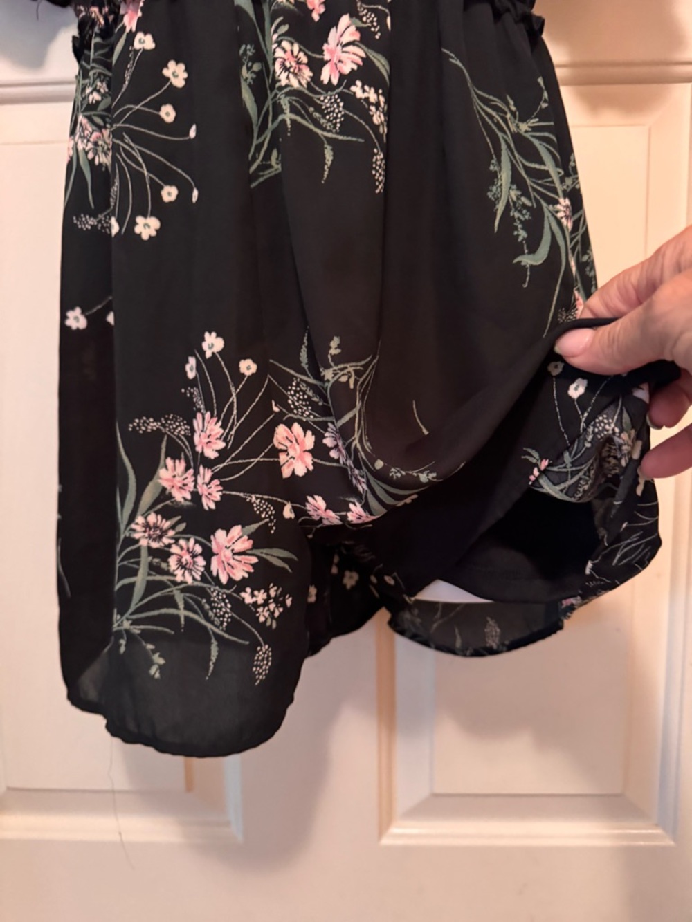mi ami sold at Francesca’s Black Floral V-Neck Romper - sz small - Picture 4 of 9